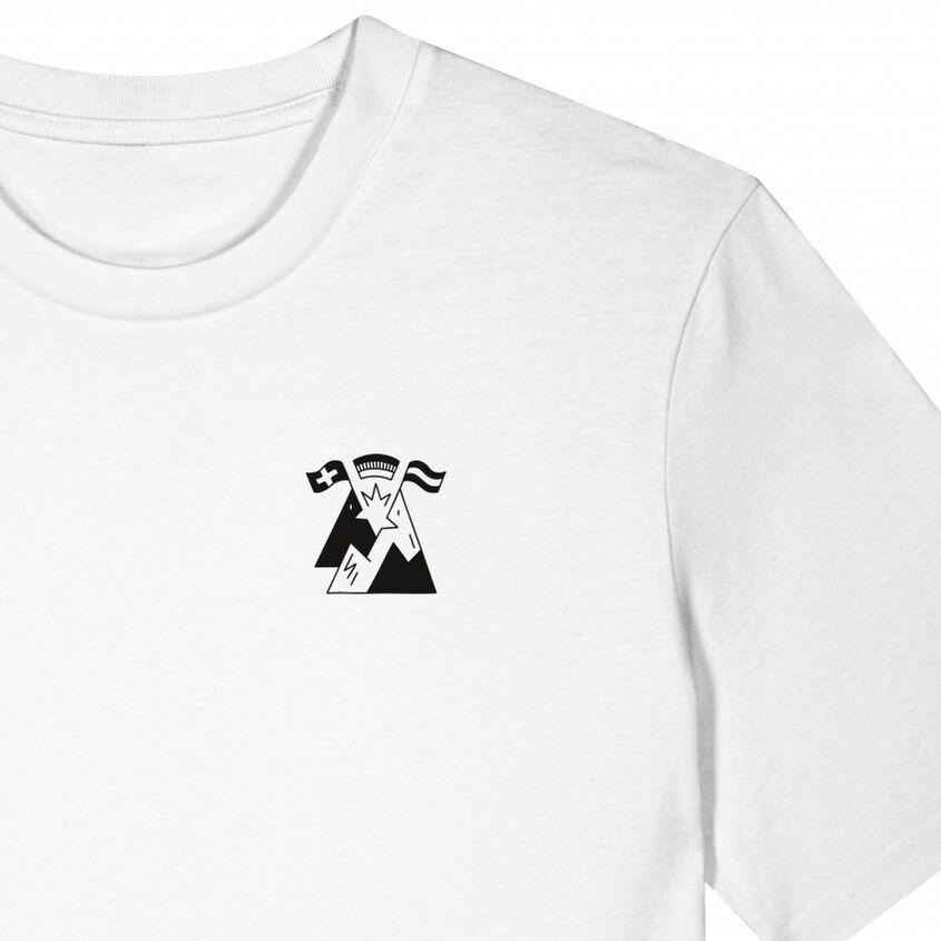 Vorderseite eines weißen T-Shirts mit kleinem, schwarzem Motiv auf der Brust. Das Motiv zeigt stilisiert eine Berglandschaft, eine Fahne und die Worte »Servus. Grüezi. Hallo.« in modernem, minimalistischen Design.