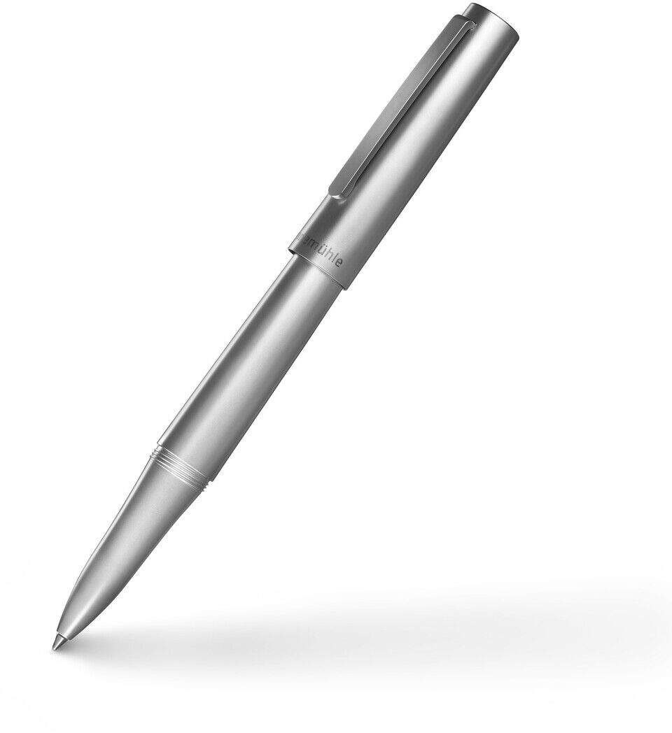 Ein hochwertiger silberner Rollerball-Stift mit metallischer Oberfläche in edlem Design. Der Stift liegt schräg auf einer weißen Oberfläche.