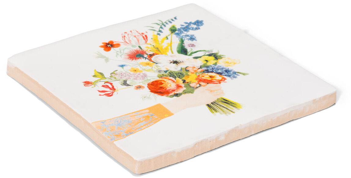 Keramikfliese mit einem farbenfrohen Blumenstrauß-Design.