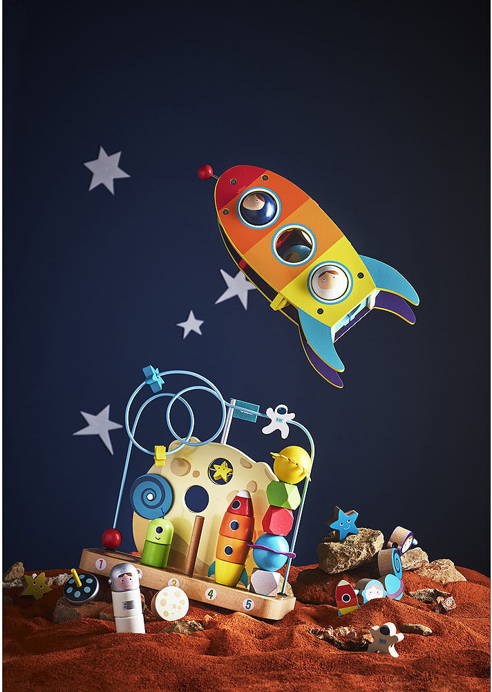 Buntes Zahlenlernspiel »In den Sternen« mit einer Holzrakete, Sternen und Planeten vor einem dunklen Hintergrund, ideal für Kinder zur Förderung ihrer mathematischen und motorischen Fähigkeiten.