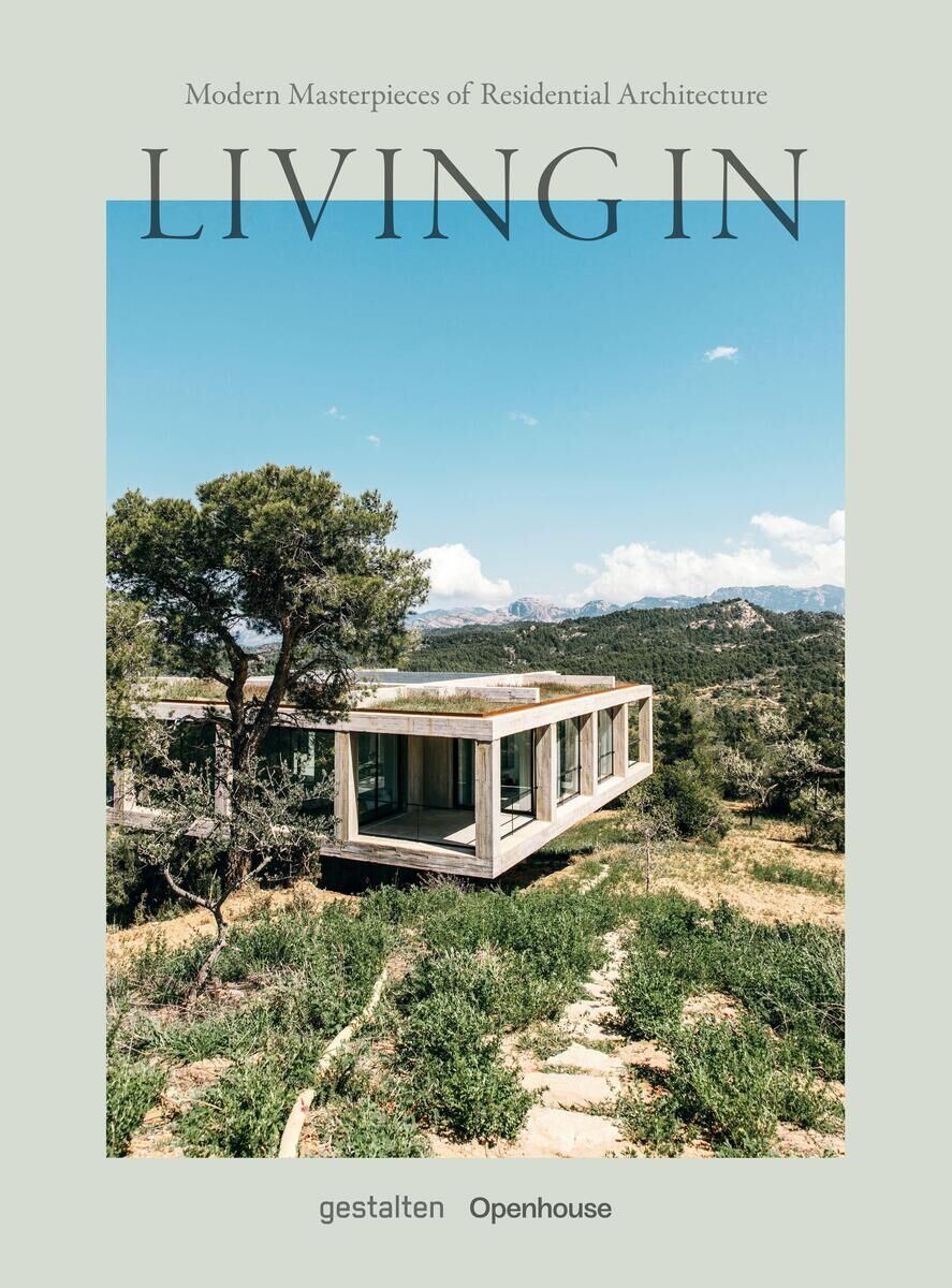 Buchcover des Buches 'Living In' mit einem modernen Haus in einer natürlichen Landschaft. Auf dem Cover sind Bäume, Grünflächen und ein blauer Himmel zu sehen. Der Titel 'Living In' ist oben in großen Buchstaben abgebildet. Das Buch wurde von 'Gestalten' und 'Openhouse' herausgegeben.