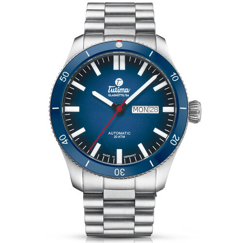 Frontale Ansicht der ZEIT-Sonderedition Automatikuhr »Grand Flieger Airport Automatic« von Tutima Glashütte, mit blauem Farbverlauf auf dem Zifferblatt, drehbarer blauer Keramiklünette, Edelstahlarmband, weißen Indizes, Leuchtzeigern und roten Sekundenzeiger.