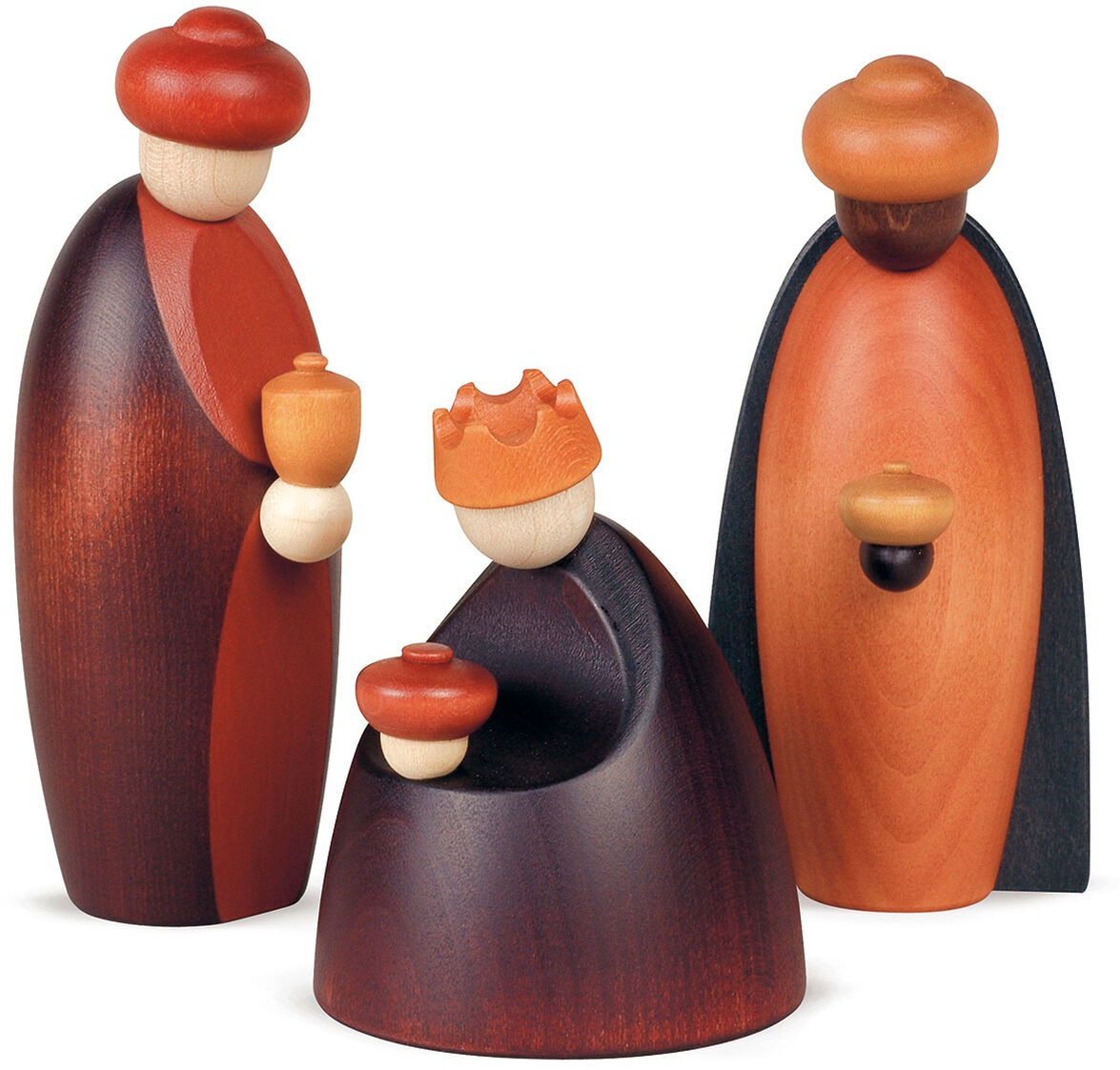 Drei stilisierte, handgefertigte Holzfiguren der Heiligen Drei Könige in stilisierter, minimalistischer Form, auf einem hellen Hintergrund arrangiert. Jede Figur trägt eine Krone oder Kopfbedeckung sowie jeweils ein Geschenk.