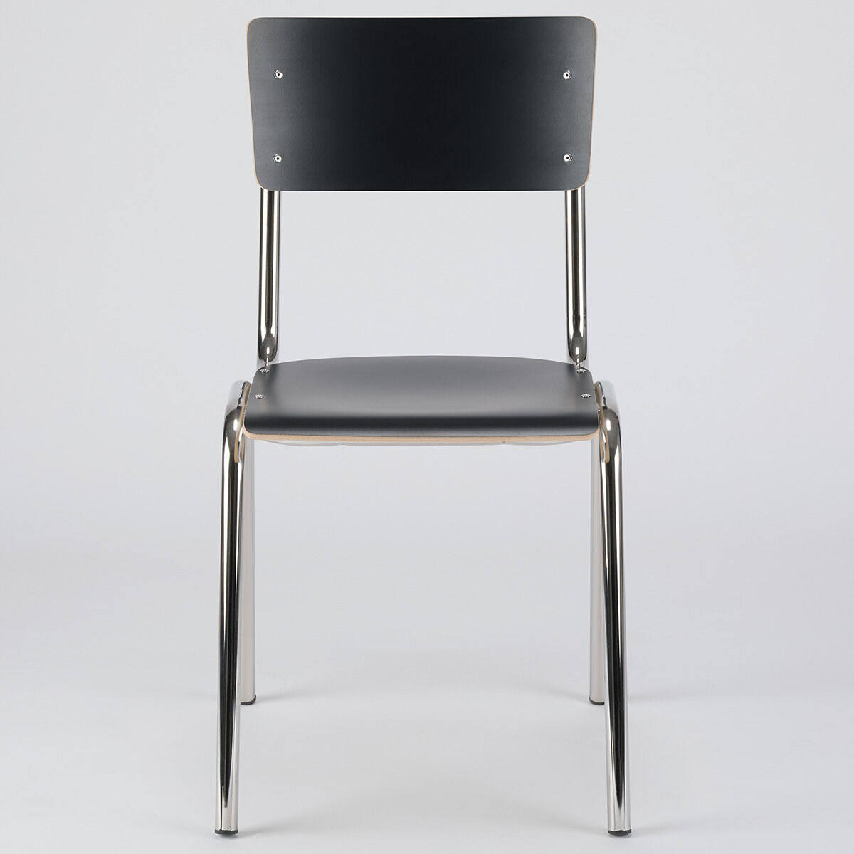 Ein moderner, minimalistischer Stuhl aus der ZEIT-Sonderedition »ZERO« mit schwarzer Sitzfläche und Rückenlehne. Das Gestell besteht aus silbernem Metall, was dem Stuhl eine schlichte und elegante Optik verleiht. Ideal für moderne Inneneinrichtungen.