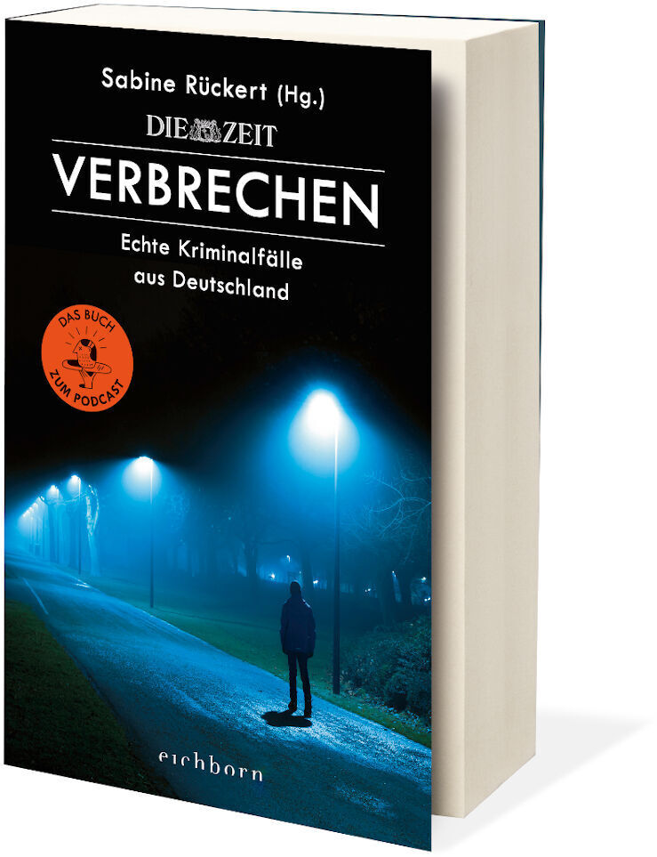 Die Vorderseite des Paperbacks ZEIT Verbrechen zeigt ein dunkles Bild einer Straße bei Nacht mit blauen Straßenlaternen und einer Person, die in einiger Entfernung zu sehen ist. Der Titel ist in weißen Buchstaben geschrieben.