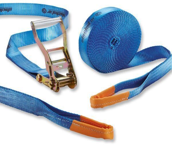 Das Bild zeigt eine blaue Slackline mit einem Metallratschenmechanismus und orangenen Nähten. Die Slackline ist aus festem Material und wird zur Outdoor-Balanceübung verwendet.