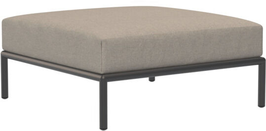 Diese Ottomane (Modell LEVEL 2) hat eine minimalistische und moderne Ästhetik. Sie verfügt über ein rechteckiges, graues Polsterkissen auf einem schwarzen, schlanken Rahmen. Perfekt für das Wohnzimmer oder als stilvolles Beistellmöbel.