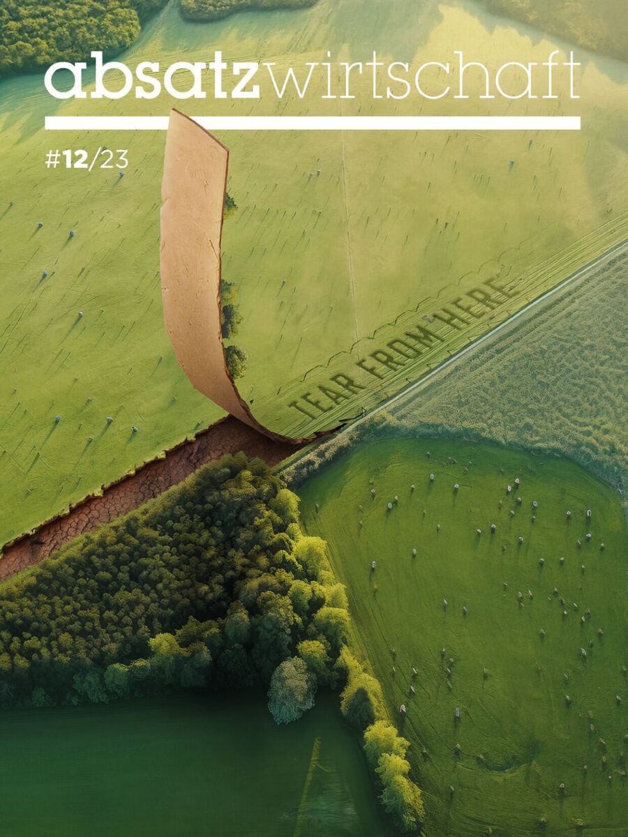 Titelbild der Ausgabe 12/23 der Zeitschrift absatzwirtschaft, zeigt ein landwirtschaftliches Feld aus der Vogelperspektive, das in der Mitte aufgeklappt ist mit sichtbar darunterliegender Braunerde und der Aufschrift 'Tear from here'.