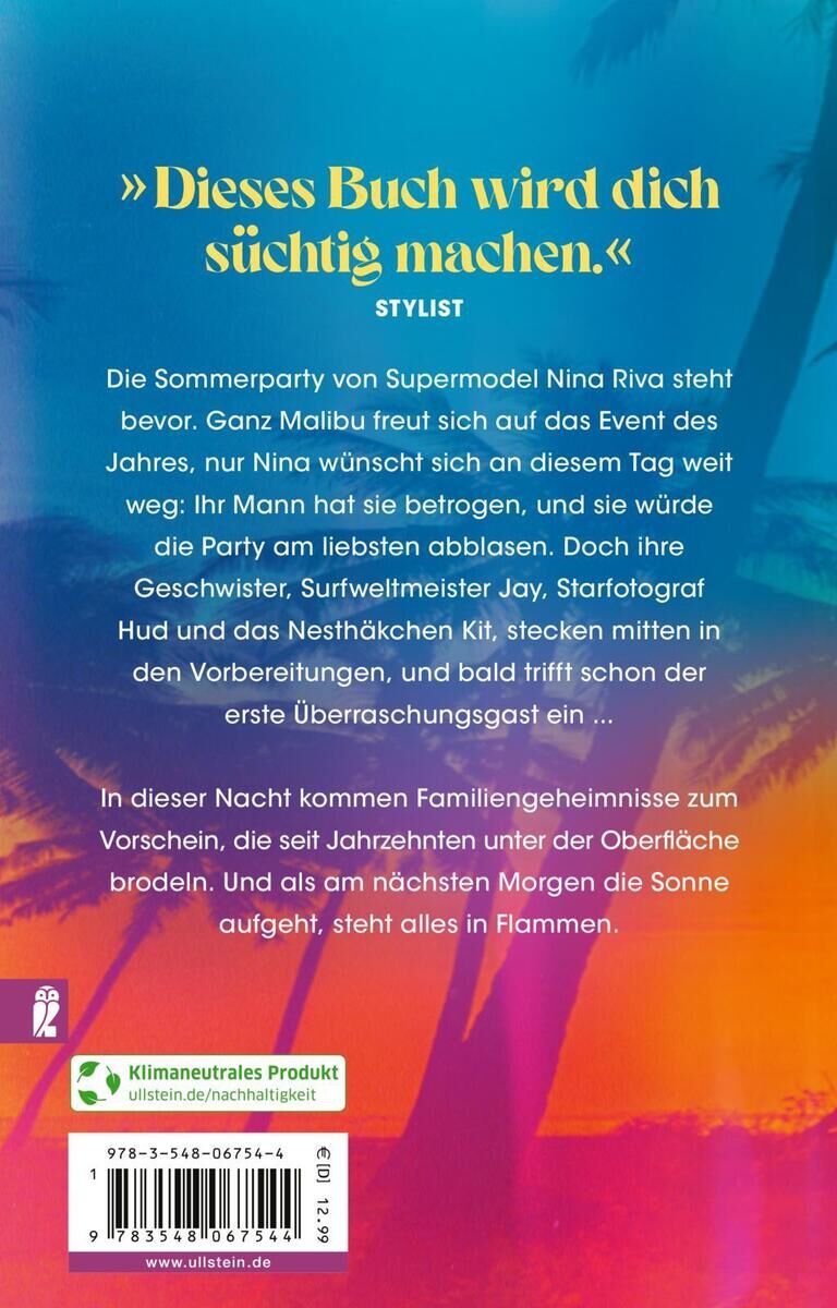 Vorderseite eines Buches mit einem lebendigen Design, das Zitate und eine kurze Inhaltsbeschreibung eines Dramas enthält, das während einer sommerlichen Party stattfindet. Oben ist ein auffälliges blaues Cover mit warmen Farbakzenten und einem Zitat auf Deutsch zu sehen.