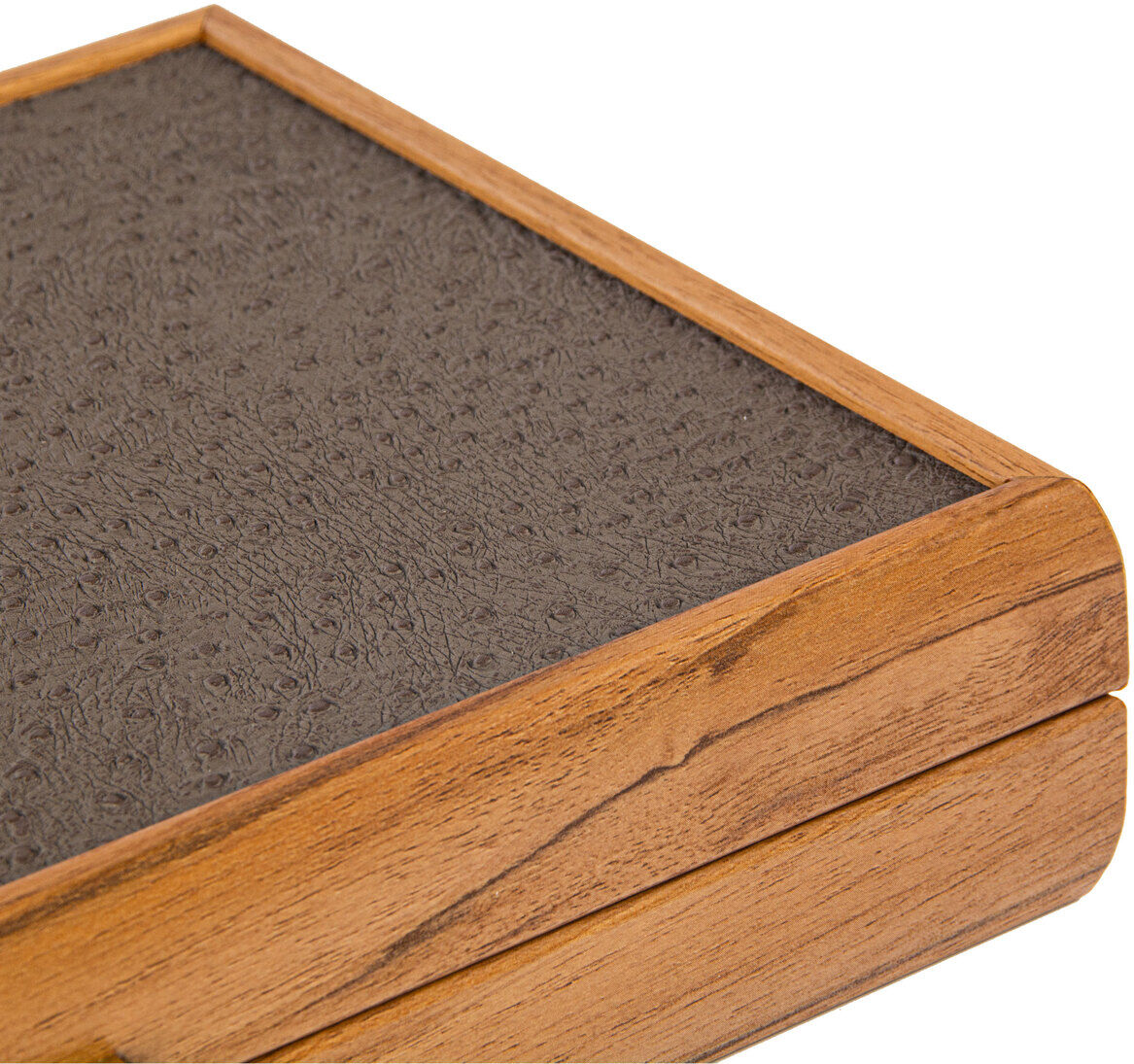 Ein Reise-Backgammon in grauer und beige Straußenleder-Optik mit einem robusten Holzrahmen. Das Design ist kompakt und tragbar, ideal für unterwegs.