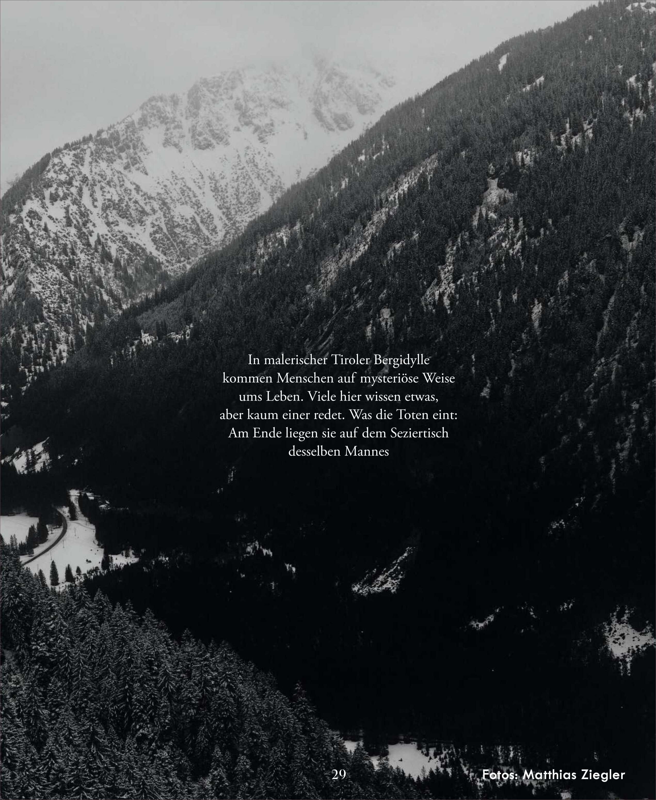 Schwarz-weiß Foto einer verschneiten Berglandschaft mit Wäldern; Text über mysteriöse Geschehnisse in Tirol am unteren Teil des Bildes.