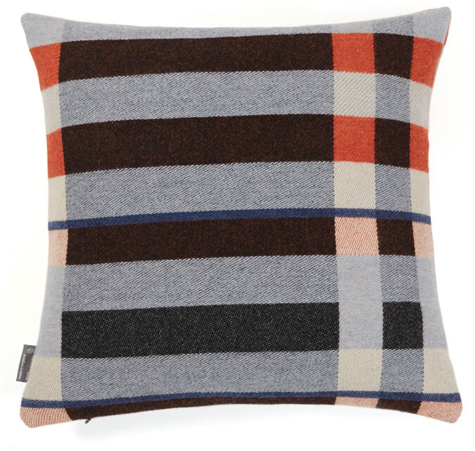 Quadratisches, modernes Kissen in Grau, Schwarz, Rot, Blau und Creme mit geometrischem Muster, inspiriert vom Bauhaus-Design.