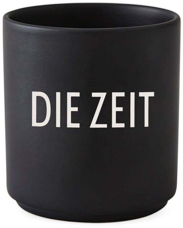 Schwarzer Becher mit weißem Schriftzug 'DIE ZEIT' in zentraler Position. Die Form ist schlicht und modern, ohne Henkel.