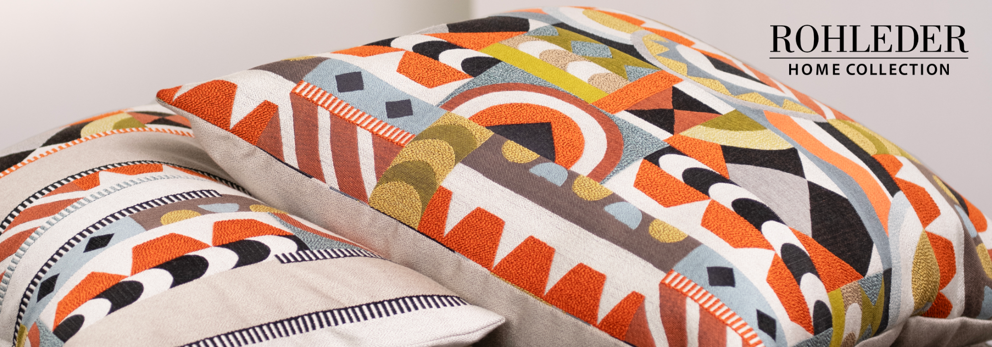 Bunte Kissen mit geometrischem Muster in Orange, Gelb, Schwarz und Weiß aus der Rohleder Home Collection