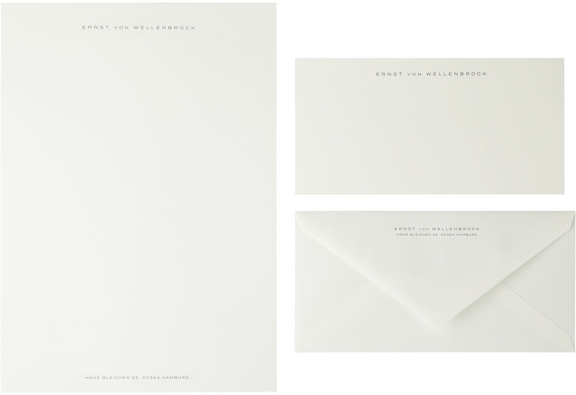 A4-Briefpapier und Briefumschläge in anthrazit. Schlichte und professionelle Gestaltung, ideal für Geschäftsbriefe. Enthält ein A4-Blatt, ein kleineres Blatt und einen Umschlag.
