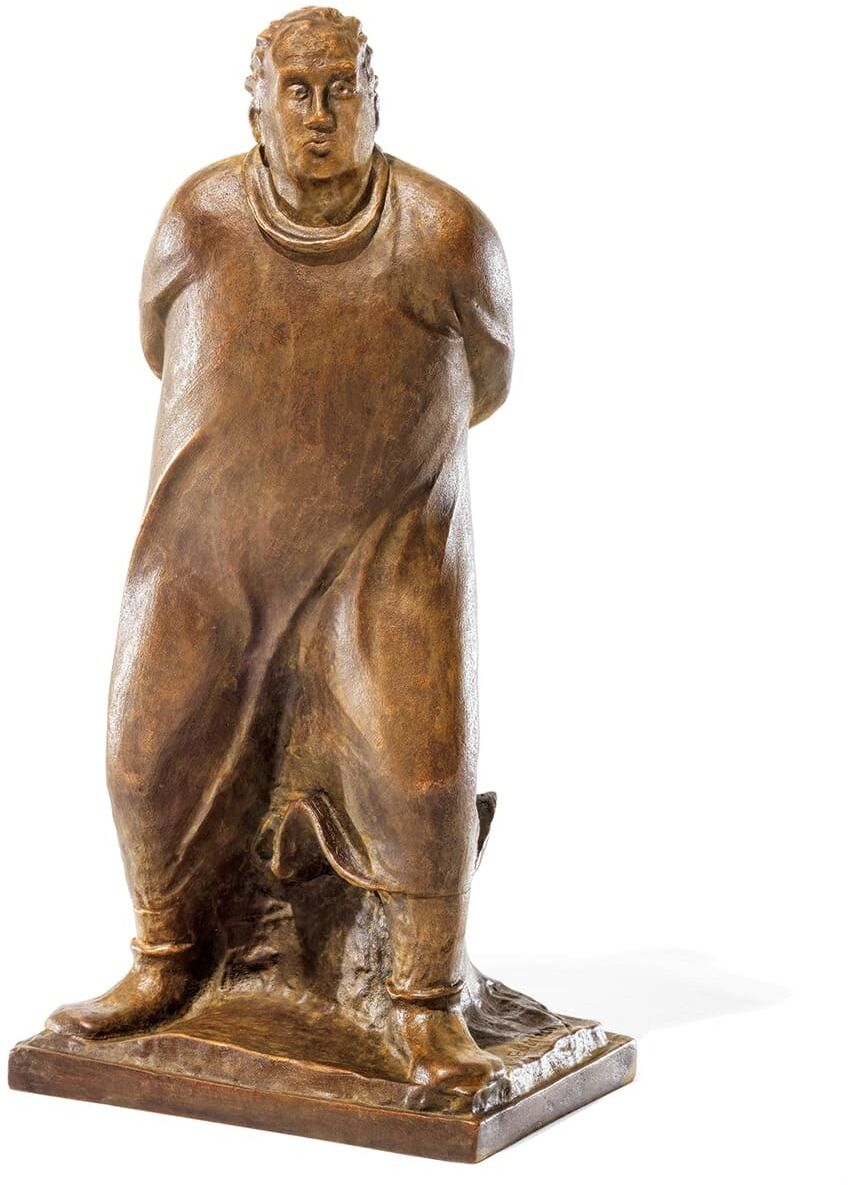 Die Bronzeskulptur »Der Spaziergänger« von Ernst Barlach zeigt eine stehende männliche Figur mit verschränkten Armen hinter dem Rücken. Die Figur trägt ein schlichtes, langes Gewand und ist in einem stilisierten Ausdruck des Expressionismus gestaltet. Die Skulptur steht auf einer rechteckigen Basis.