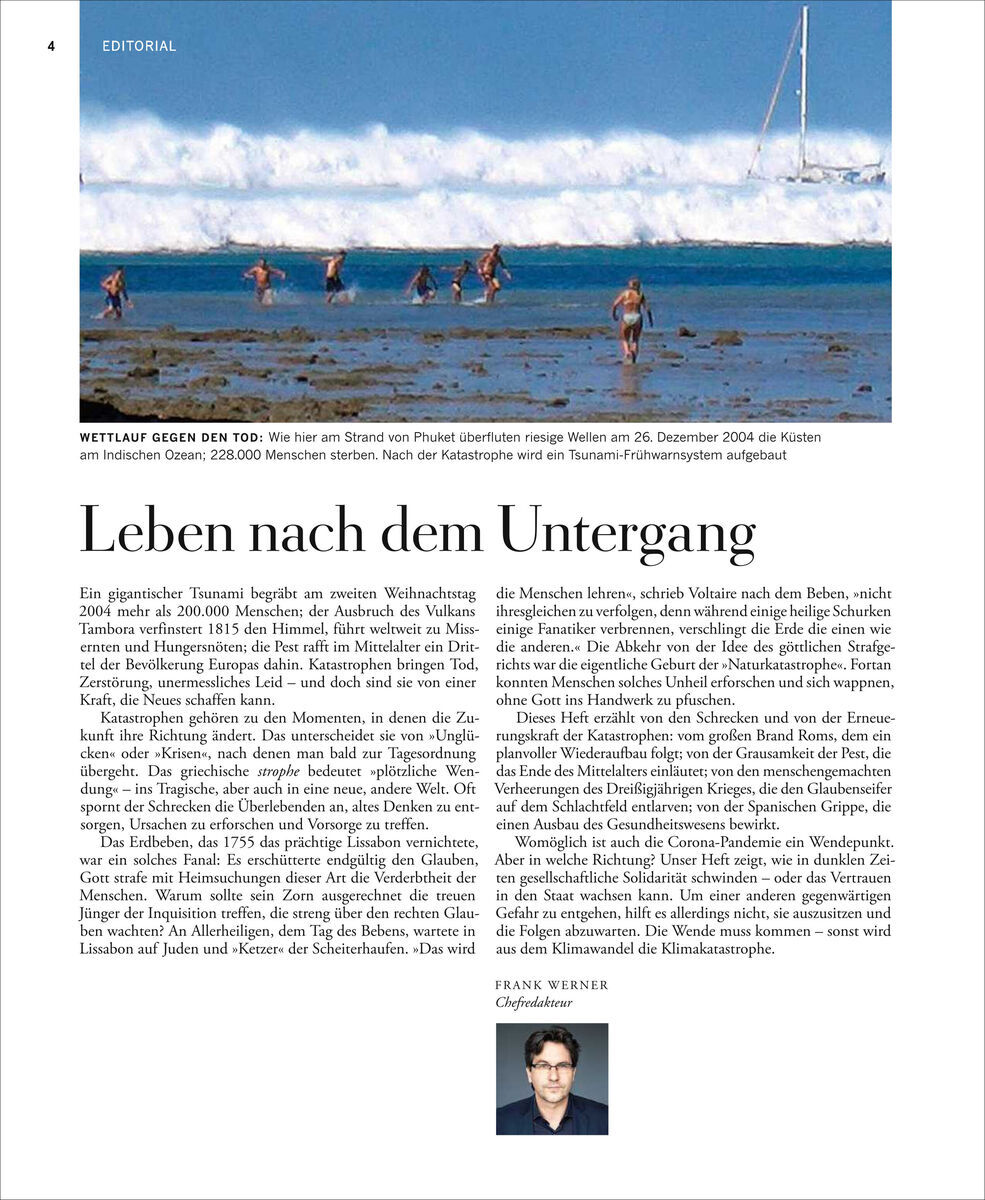 Eine Seite aus dem Magazin ZEIT GESCHICHTE mit einem Artikel über das Leben nach einem Tsunami. Im Hintergrund ist eine große Welle am Strand zu sehen. Es gibt einen Textabschnitt mit einer Überschrift 'Leben nach dem Untergang' und ein kleines Foto eines Mannes unten rechts.