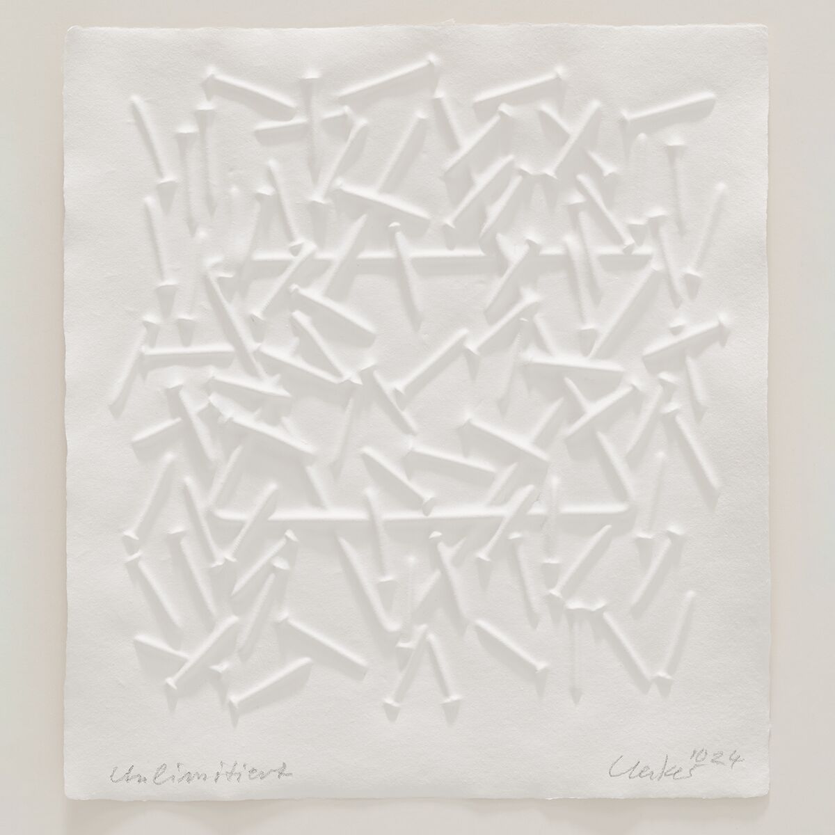 Ein Kunstwerk von Günther Uecker, das Prägedrucke zeigt. Die Darstellung zeigt eine abstrakte Anordnung von Erhebungen auf weißem Papier, die an Nägel erinnern. Die Textur und Struktur bilden ein komplexes Muster. Perfekt für Kunstliebhaber und Sammler.