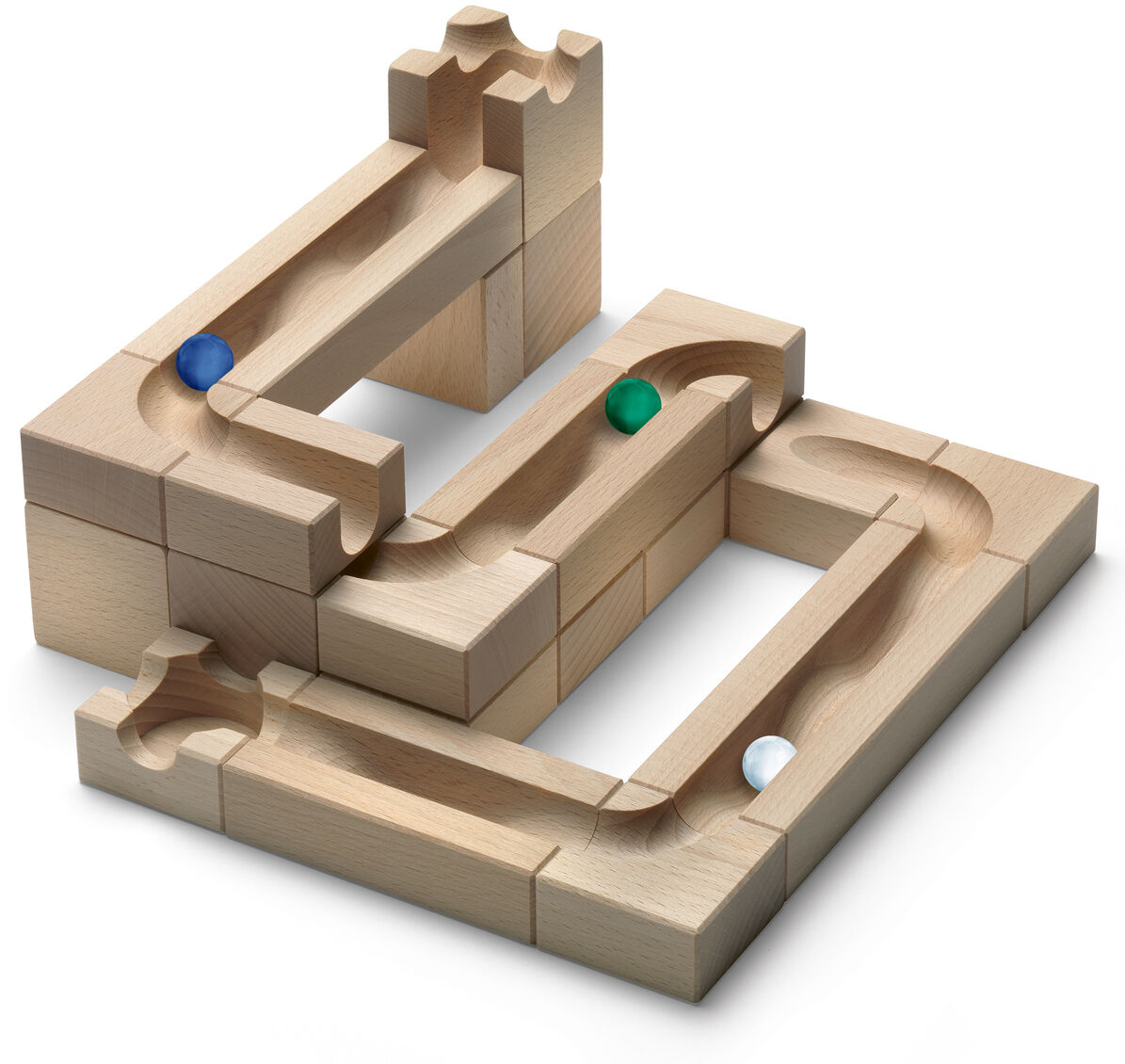 Ein Holz-Kugelbahn-Set bestehend aus verschiedenen modularen Teilen, die Holzblöcke mit farbigen Glaskugeln und Bahnen zeigen. Das Spielzeug ist für Kinder geeignet und fördert Geschicklichkeit und Kreativität.
