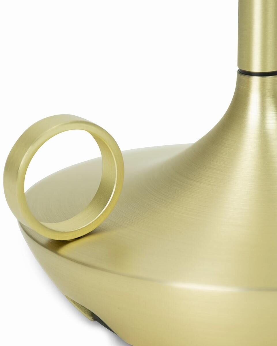Eine Tischlampe mit einem modernen Design und einer Oberfläche aus Messing. Die Lampe hat einen minimalistischen Stil und verfügt über einen runden Griff auf der Seite.