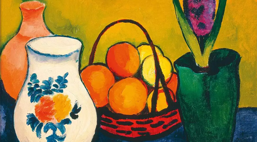 Stillleben mit einem Korb voller Orangen, einer weißen Vase mit Blumenmuster, einer grünen Vase und einem orangefarbenen Krug vor gelbem Hintergrund