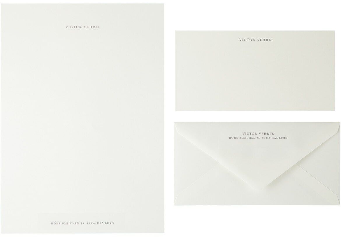 Ein Set aus A4-Briefpapier in Anthrazit, bestehend aus einem Briefbogen und passendem Umschlag. Das Papier ist schlicht und professionell gestaltet.