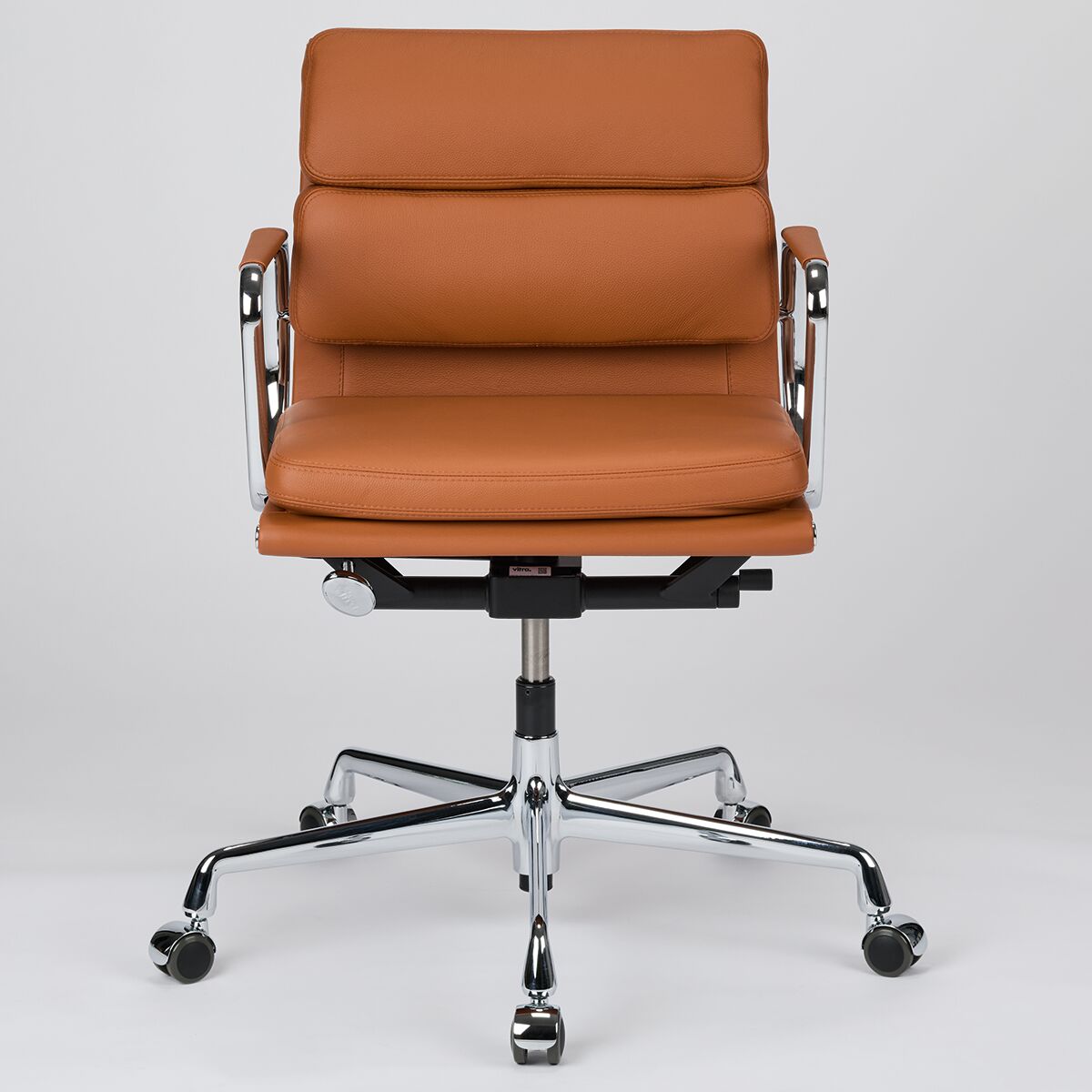 Ein schicker Bürostuhl der Vitra Soft Pad EA217 Sonderedition in braunem Leder mit silbernem Chromgestell und schwarzen Details.