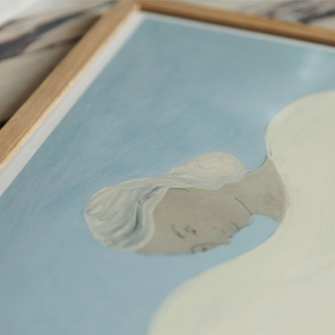 Ein modernes Kunstwerk von Sofia Lind mit dem Titel 'Hold You - Blue' in einem Holzrahmen. Es zeigt eine abstrahierte weibliche Figur auf einem blauen Hintergrund.