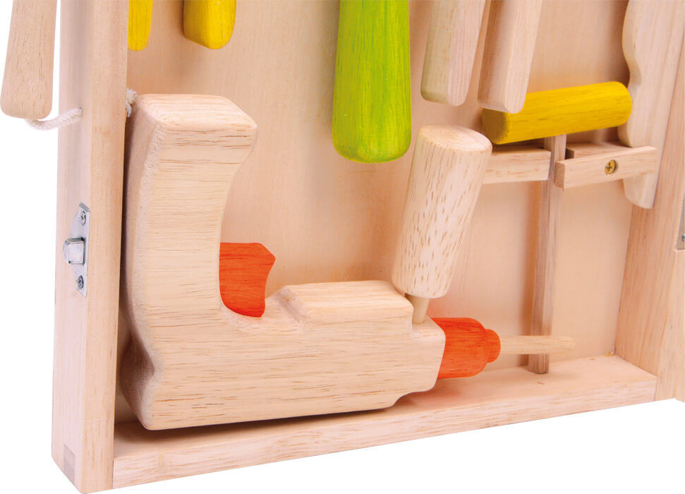 Kinder-Werkzeugkoffer aus Holz mit verschiedenen farbenfrohen Werkzeugen wie Hammer, Schraubenzieher und mehr. Perfekt für kreatives Spiel und Entwicklung der Motorik.