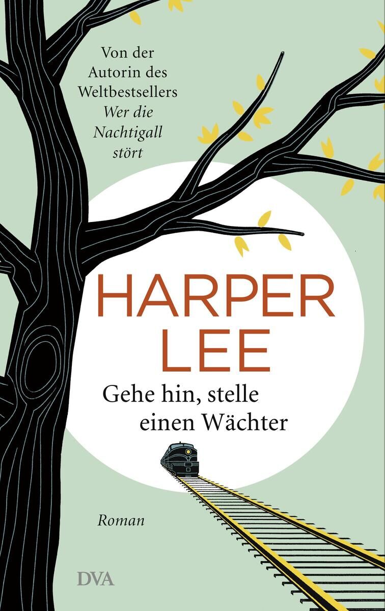 Das Buchcover von „Gehe hin, stelle einen Wächter“ von Harper Lee zeigt einen großen Baum mit schwarzen Ästen und gelben Blättern vor einem grünen Hintergrund. Ein Zug fährt auf Eisenbahnschienen in die Ferne. Der Titel und der Autorenname sind in prominenten orangefarbenen Buchstaben gedruckt.