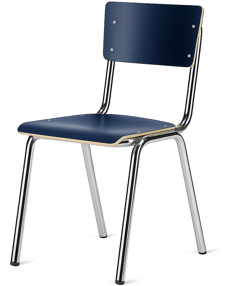 Moderner Stuhl der Jan Kurtz Sonderedition »ZERO«: Sitzfläche und Rückenlehne in Nachtblau, seitliche Kanten aus Eiche furniert, Gestell aus poliertem Chrom. Klare Linien, minimalistisches Design, stapelbar, exklusive ZEIT-Ausführung. Steht auf weißem Hintergrund.