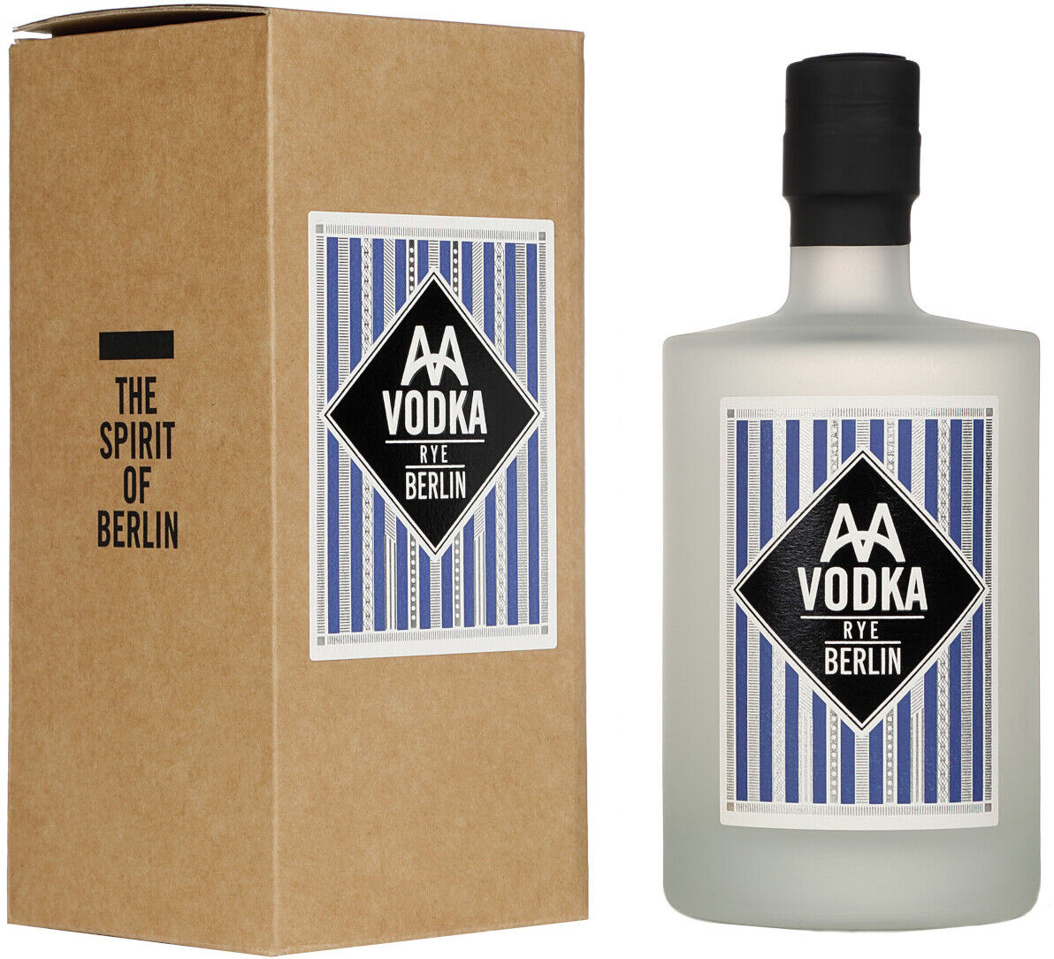 Eine Flasche AA Vodka neben einer braunen Schachtel, die den Text 'The Spirit of Berlin' trägt. Die Flasche hat ein modernes Etikett mit blauen und weißen Streifen und einem schwarzen Logo in der Mitte.
