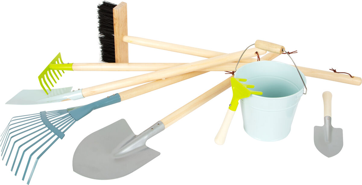 Ein großes Gartenwerkzeug-Set bestehend aus mehreren Werkzeugen, darunter je ein grüner und hellblauer Rechen, eine silberne Schaufel, ein hellblauer Eimer und eine Bürste. Die Stiele der Werkzeuge sind aus Holz.