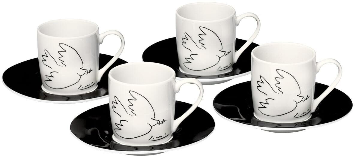 Vier weiße Espressotassen mit schwarzen Untertassen, jede Tasse hat eine einfache Skizze einer fliegenden Taube, die vom Künstler Pablo Picasso entworfen wurde.