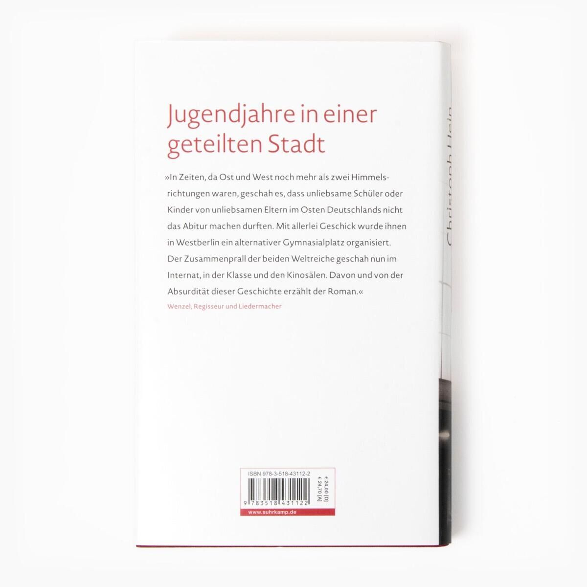 Rückseite des Buches 'Unterm Staub der Zeit' von C. Hein mit dem Klappentext in großer, roter und schwarzer Schrift auf weißem Hintergrund.