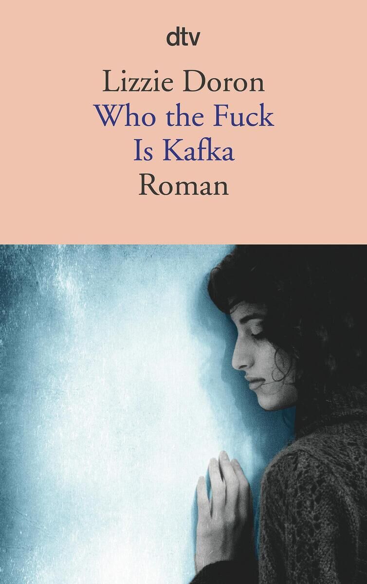 Das Buchcover zeigt das Buch 'Who the Fuck Is Kafka' von Lizzie Doron, veröffentlicht von der dtv Verlagsgesellschaft. Es enthält ein blau-schwarzes Bild einer nachdenklichen Frau an einer Wand. Der Titel ist in blauer und schwarzer Schrift geschrieben und hebt sich auf einem beigen Hintergrund ab.