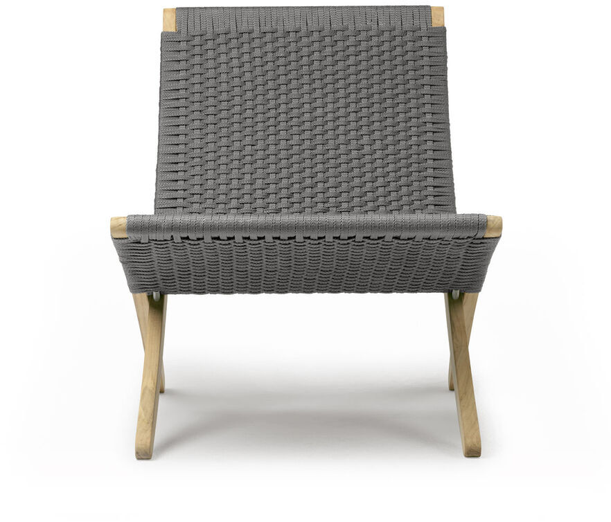 Ein grauer Rattan-Gartenstuhl namens »MG501 Cuba Chair Outdoor« mit Holzgestell, abgebildet auf einem weißen Hintergrund.