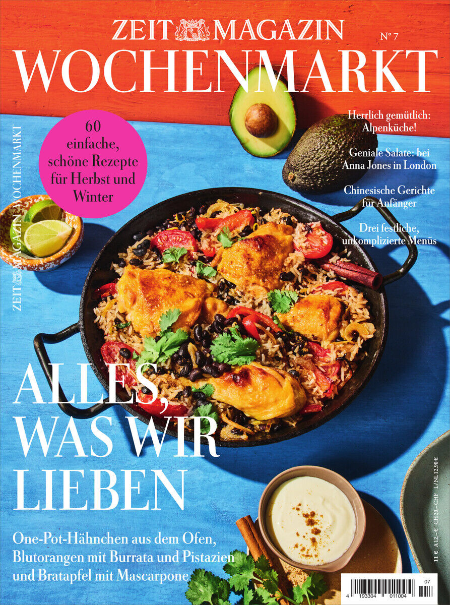 Cover des ZEITmagazin WOCHENMARKT 7/24 mit einem Bild von einem köstlichen Gericht in einer Pfanne, umgeben von frischem Gemüse und Zutaten auf einer blauen Oberfläche.