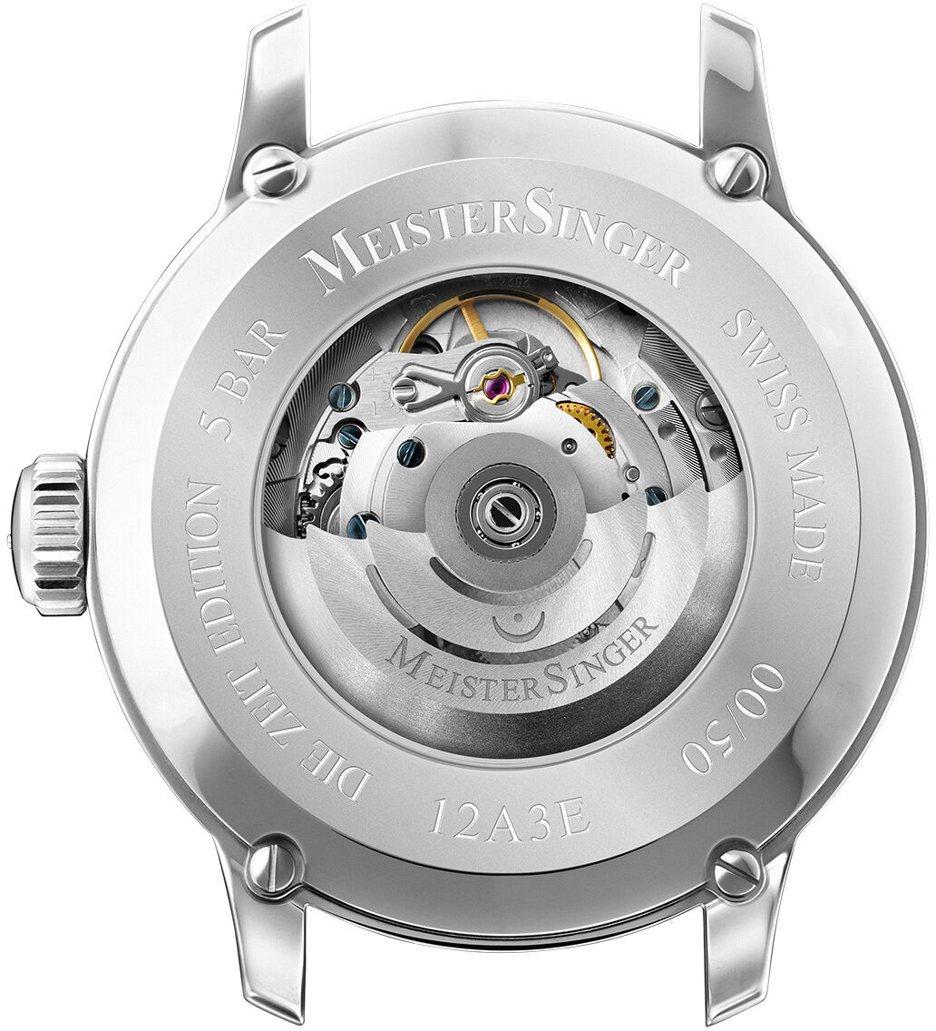 Rückseite der ZEIT-Sonderedition Automatikuhr »N°03« von MeisterSinger mit verschraubtem Glassichtboden. Sichtbar ist das Schweizer Automatikwerk Sellita SW200, umgeben von Gravuren zu Hersteller, Limitierung (05/50), Wasserdichtheit und Swiss Made.