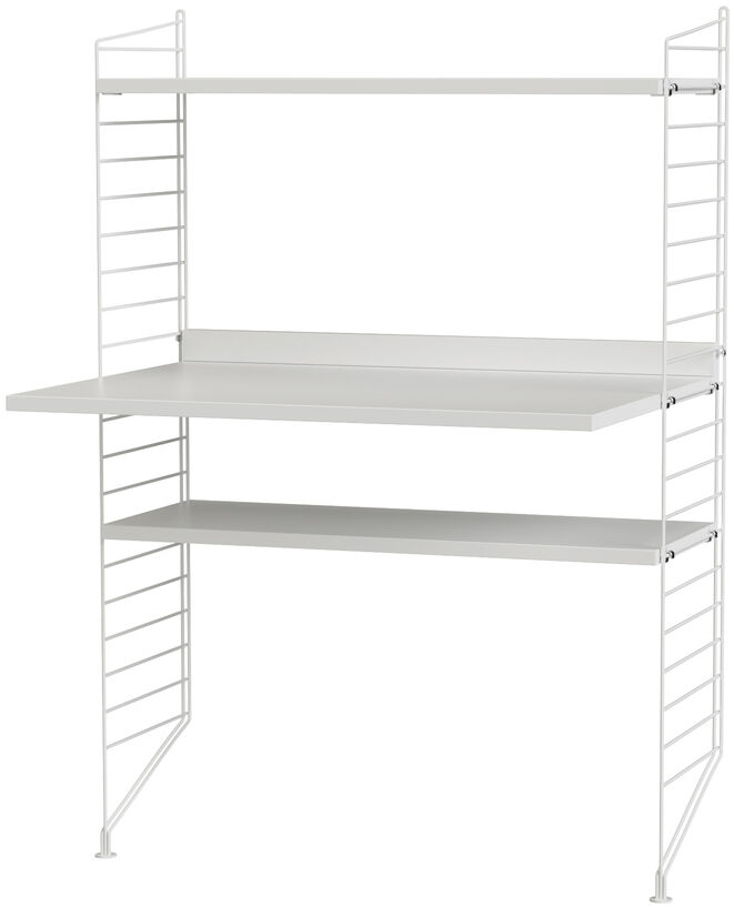Weiße modular aufgebaute Arbeitsstation von String mit zwei Regalböden und einer großen Arbeitsplatte. Das Design ist minimalistisch und funktional, ideal für ein Home Office oder einen modernen Arbeitsplatz.