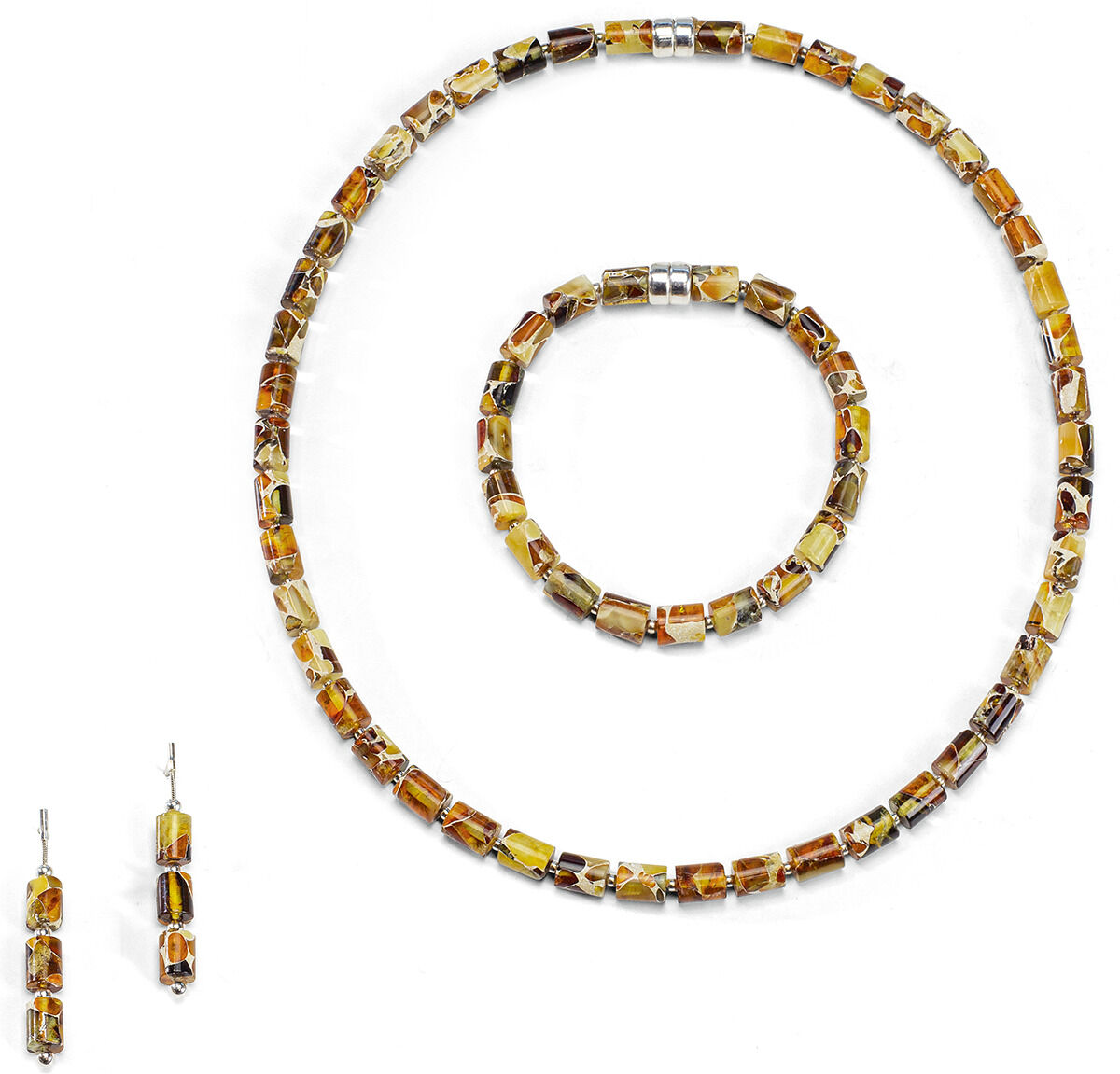 Das Bernstein-Schmuckset "Jantara" von Ars mundi besteht aus einer Kette, einem Armband und einem Paar Ohrringen. Die Schmuckstücke sind aus goldbraunen Bernsteinperlen und 925er-Sterlingsilber gefertigt und wirken elegant und hochwertig. Perfekt für Schmuckliebhaberinnen.