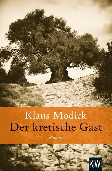Das Buchcover von 'Der kretische Gast' von Klaus Modick zeigt einen großen, alten Baum in einer felsigen Landschaft. Der Titel ist in weißer Schrift auf einem orangen Hintergrund in der unteren Bildhälfte zu sehen. Im unteren rechten Eck befindet sich das Logo vom KiWi-Verlag.
