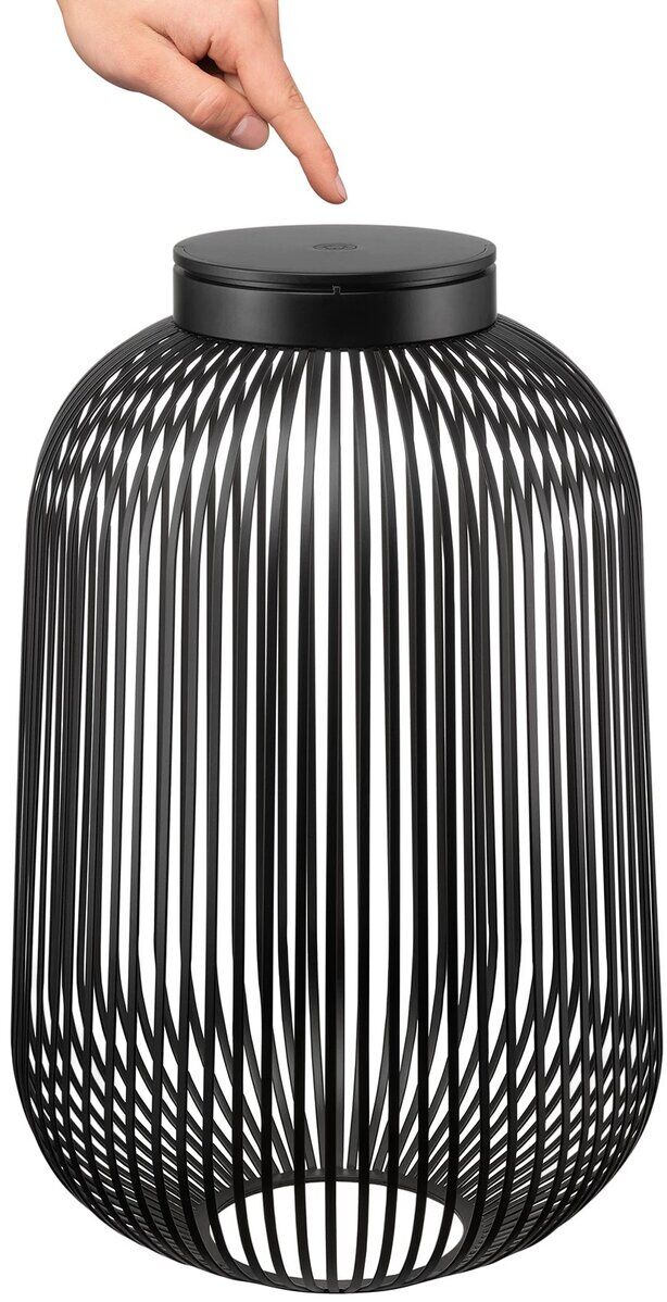 Die Mobile LED Leuchte »LITO« in Größe L ist eine moderne, schwarze Lampe mit einem Gitterdesign. Eine Hand schaltet die Lampe oben ein.