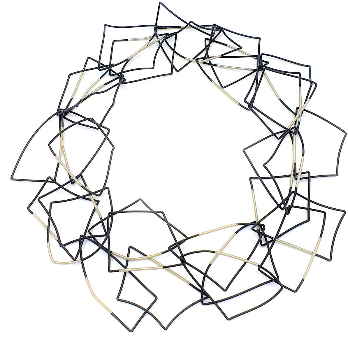 Geometrische Kette mit ineinander verschlungenen Formen in Schwarz- und Silberfarben, die an ein modernes, minimalistisches Design erinnert.