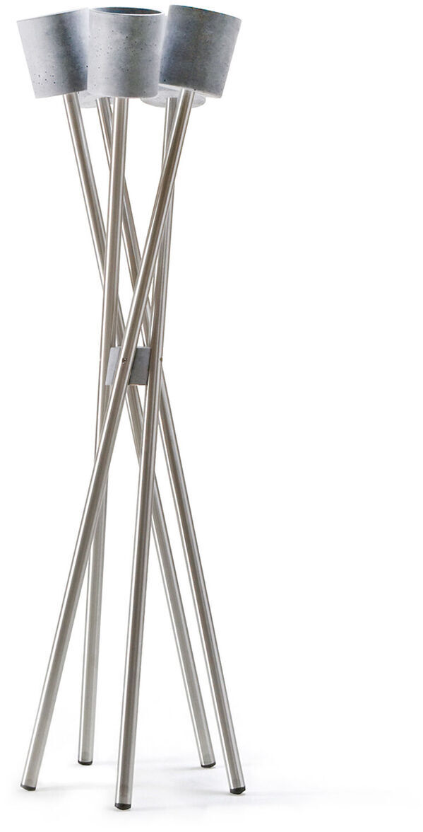 Eine moderne Skulptur aus Edelstahl mit einem minimalistischen Design, bestehend aus mehreren langen, sich kreuzenden Stangen und einem abstrakten, kegelförmigen Oberteil.