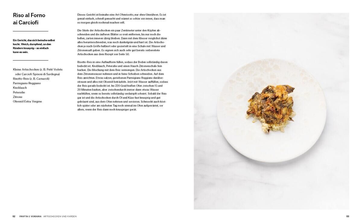 Auf der linken Seite ist eine Textseite aus einem Kochbuch mit Rezepten und Anleitungen zu sehen. Auf der rechten Seite ist ein Essen auf einem weißen Teller präsentiert, eine italienische Spezialität namens 'Riso al Forno ai Carciofi'.