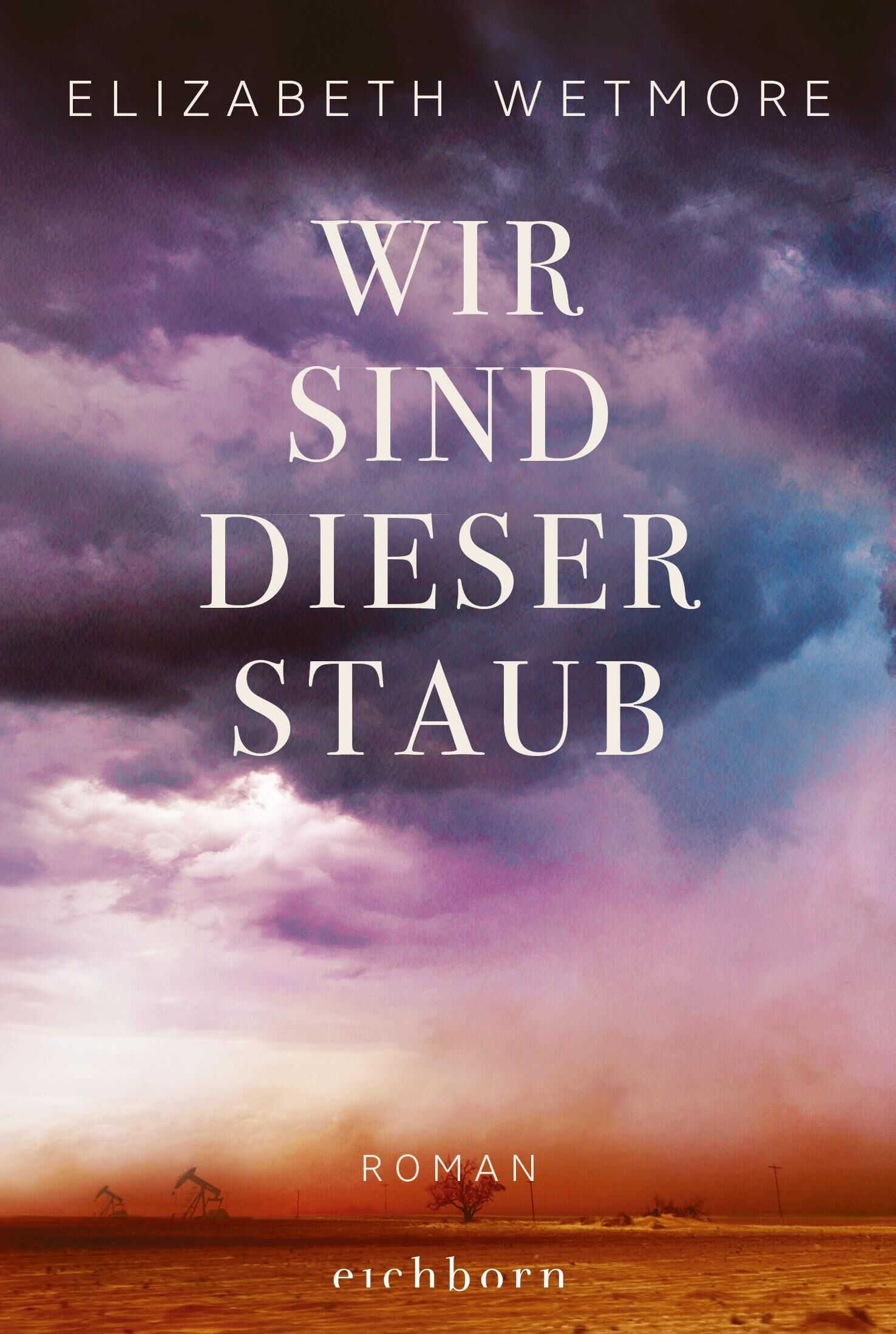 Buchcover des Romans 'Wir sind dieser Staub' von Elizabeth Wetmore. Das Cover zeigt eine weite, staubige Landschaft unter einem dramatisch bewölkten Himmel, in lila, rosa und orangen Farbtönen gehalten. Im Hintergrund sind zwei kleine Ölpumpen auf dem Feld zu erkennen.