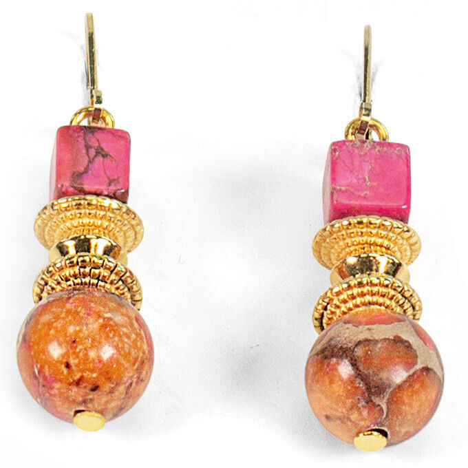 Ein auffälliges Paar Ohrringe von Petra Waszak, genannt »Tamika«, mit rosa und orangefarbenen Steinen und goldenen Akzenten, die ein elegantes und kunstvolles Design hervorheben.