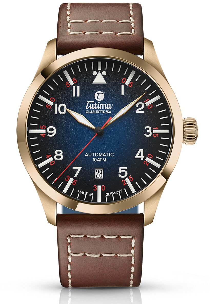 Eine luxuriöse Automatikuhr mit bronzenem Gehäuse und blauem Ziffernblatt, ausgestattet mit einem braunen Lederarmband. Die Uhr zeigt Uhrzeiger und Datumsanzeige unter einer Schutzverglasung.