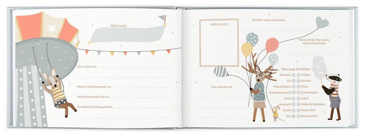 Ein geöffnetes Kinderbuch mit Illustrationen von Tieren und reichlich Platz für eigene Einträge. Links ist ein Hase auf einem Karussell zu sehen, rechts ein Hirsch, der Luftballons hält. Das Buch ist in dezenten Farben wie Blau, Grau und Weiß gehalten.